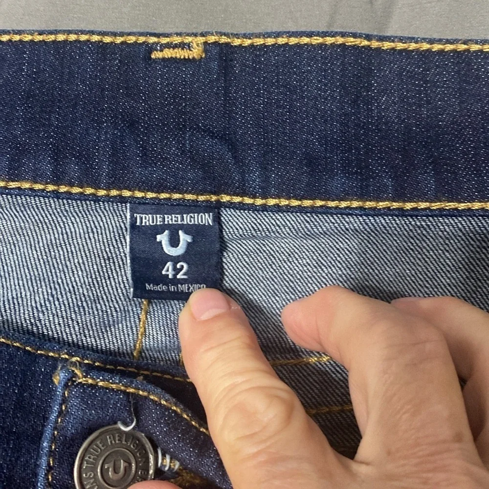 True Religion Ricky relaxed straight jeans. Size 42x34